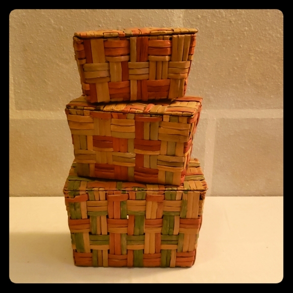 unknown Other - Set of 3 TriColored Stackable Wicker Baskets